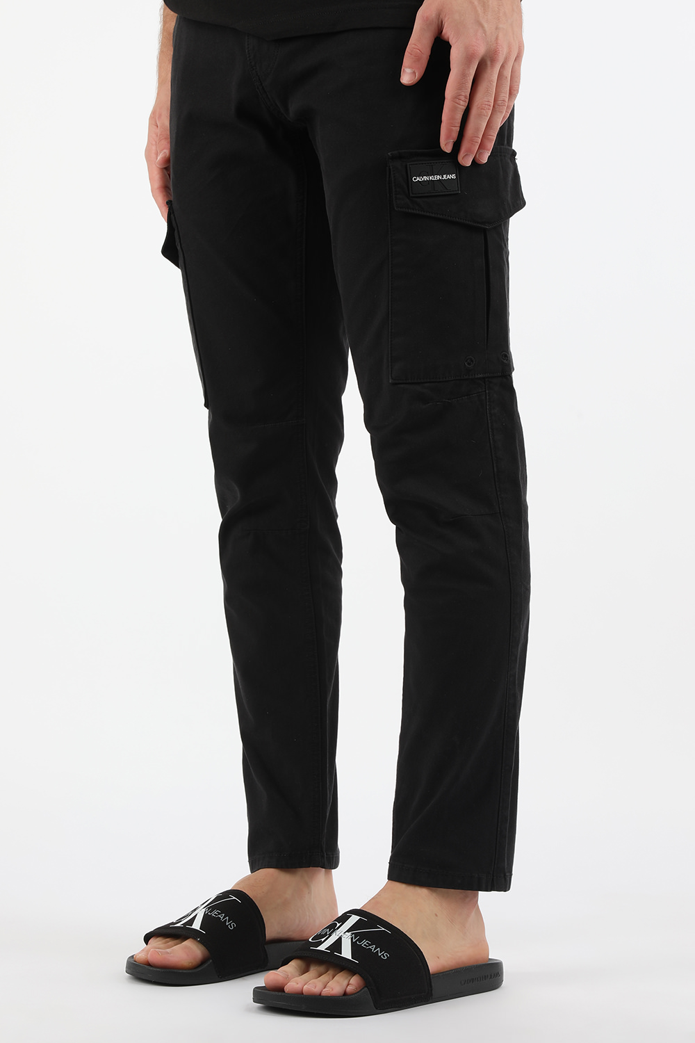 תמונת כל הלוק של כפכפי סליידס ממותגים בגוון שחור